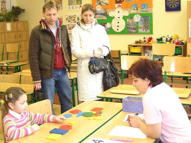 Poznávání tvarů, barev nebo čísel. To byl jeden z mnoha úkolů, které děti u zápisu do prvních tříd plnily. Většině z nich to šlo hravě.  Za odměnu dostávaly také sladké odměny