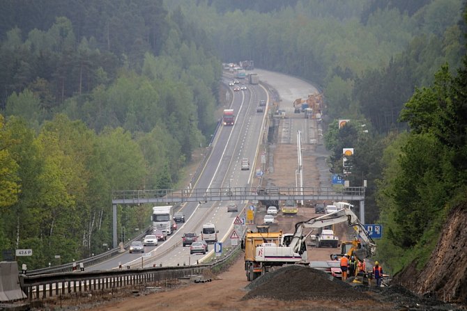Práce na rekonstrukci dálnice D1 nepřerušil ani víkend.