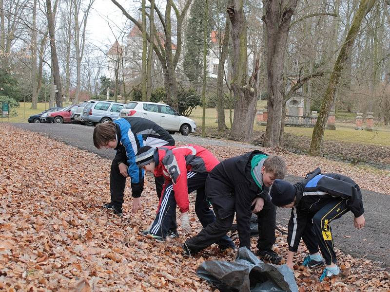 Školáci ze ZŠ Dukelská uklízeli zámecký park.