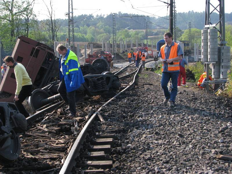 Výměna poškozených kolejí přijde na řadu až po odtahání vagónů z náspu 