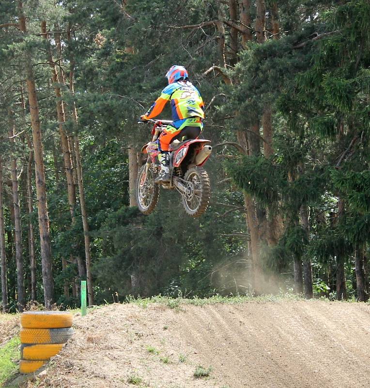 Po rozpravě s jezdci následovaly první a druhé finálové jízdy kategorií hobby MX2, veterán, hobby MX1, 85 ccm, MX2 a MX1.