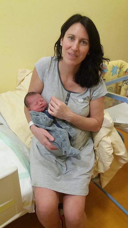Matěj Houra se Kateřině a Janovi narodil v benešovské nemocnici 24. prosince 2022, vážil 3480 gramů. Doma v Mrači na něj čekal bratr Kryštof (9).