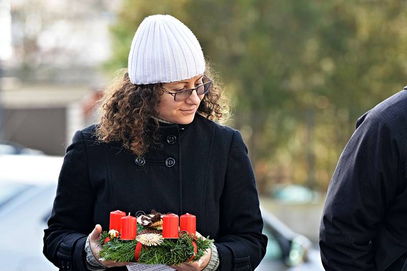 Před kostelem sv. Mikuláše v Benešově bylo v neděli rušno