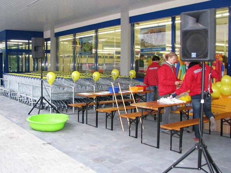 V Týnci nad Sázavou konečně otevřeli supermarket Lidl