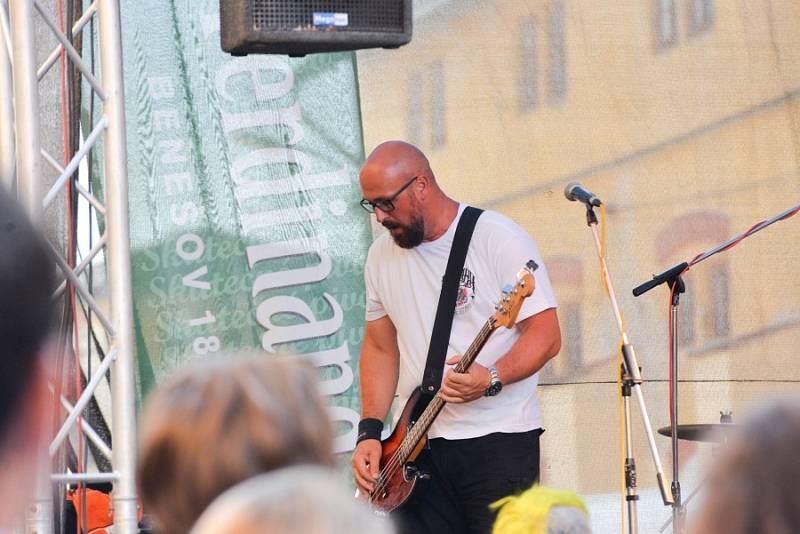 Ve dvoře benešovského pivovaru se v sobotu 4.  července konal open air festival Punkrock for Ferdinand.