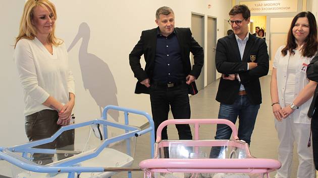 Předávání daru nadačního fondu Kapka naděje v benešovské nemocnici.