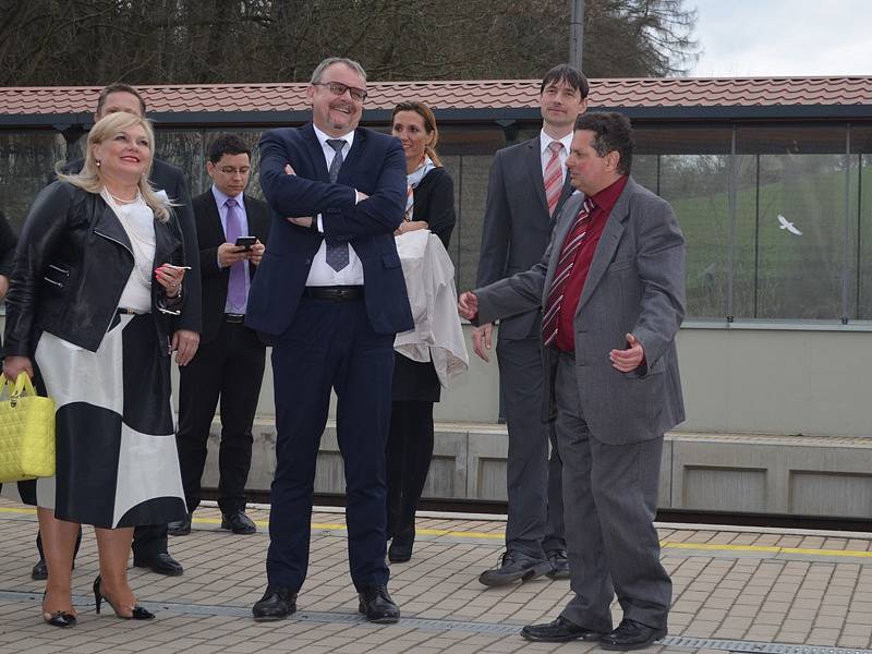 Při pracovním jednání starostů z Voticka s ministrem dopravy Danem Ťokem si prohlédli votické nádraží i železniční stanice v Heřmaničkách a ve Střezimíři.