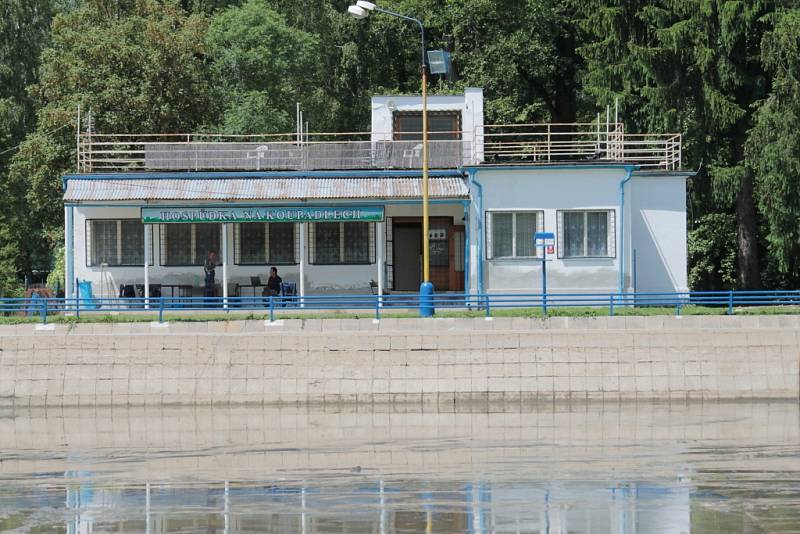 Na koupadlech zůstaly stopy povodně, likvidují je hasiči proudem vody.