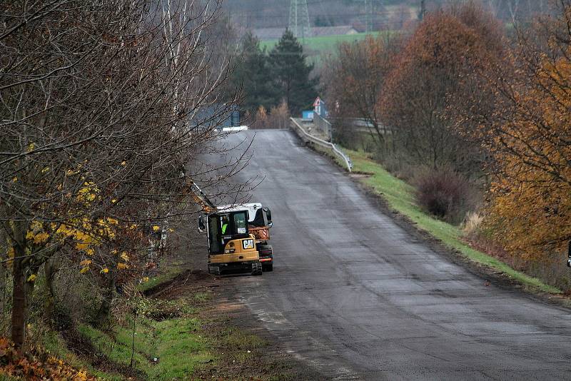 Rekonstrukce povrchu silnice u Mariánovic.