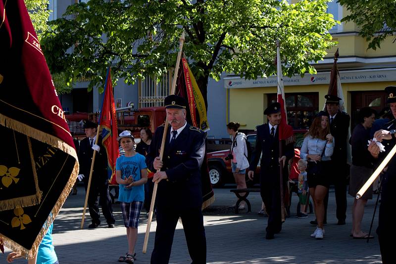 Hasičský den na Konopišti zahájili účastníci na Masarykově náměstí v Benešově.