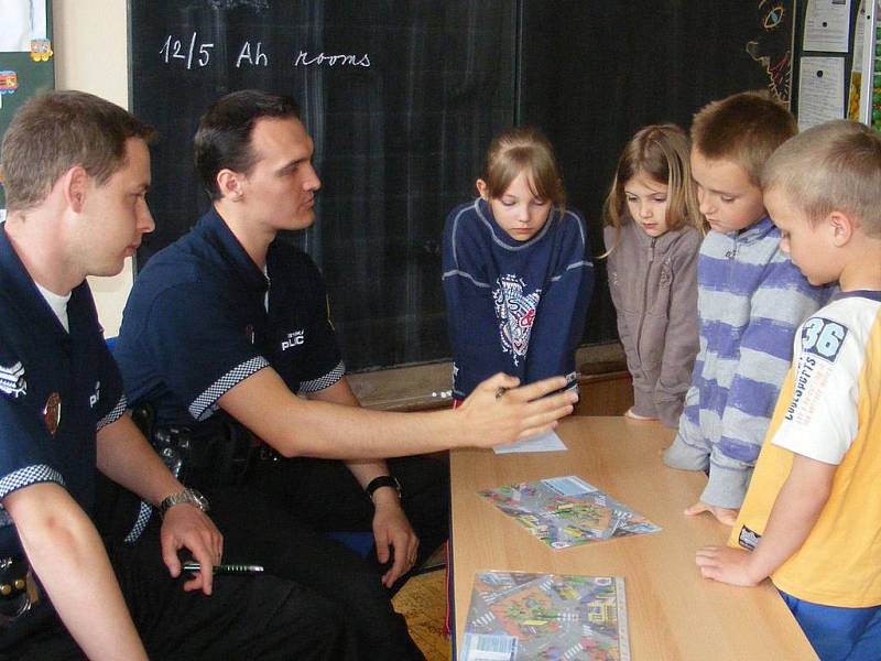 Školáci obcházeli stanoviště ve škole ve čtyř až šestičlenných družstvech. 