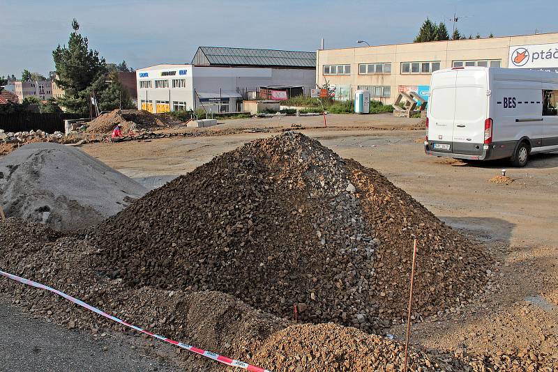 Z výstavby okružní křižovatky na Červených Vršcích v Benešově.