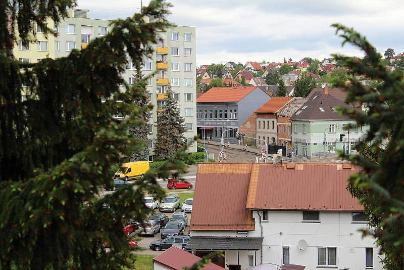 Z rekonstrukce povrchu silnice v Nové pražské ulici v Benešově.