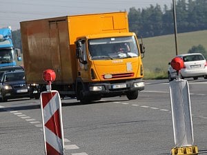 Pro směr od Prahy na Tábor je objížďka přes Pomněnice, ale řidiči na poslední chvíli odbočují vlevo do města a ucpávají jeho ulice.