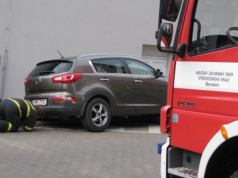 Řidička najela na hranu komunikace a vozidlo si sedlo na obrubník.