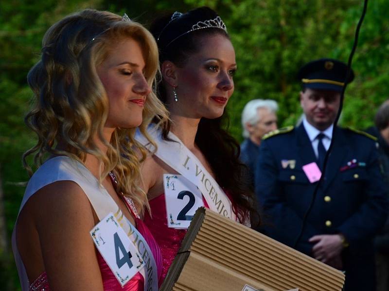 Z šatny a zákulisí volby Miss hasička Středočeského kraje 2013 na Konopišti.