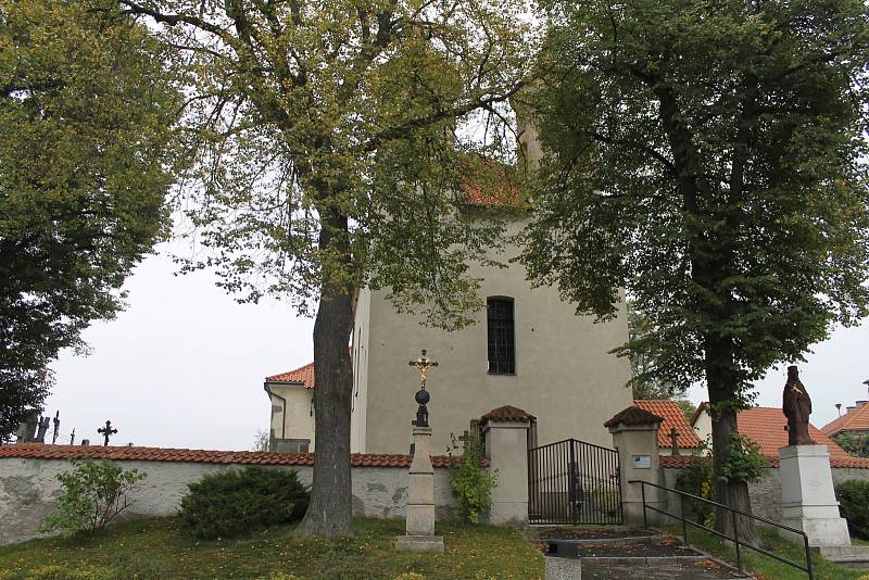 V kondrackém kostele svatého Bartoloměje se ukrývají tři zvony.