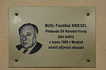 Plaketa na památku jednoho z nejvýznamnějších politiků takzvaného Pražského jara Františka Kriegla.