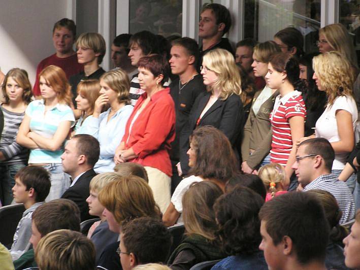 Ilustrační foto: OA Neveklov. Setkávání studentů a žáků neveklovské školy se odehrává v prostorné aule