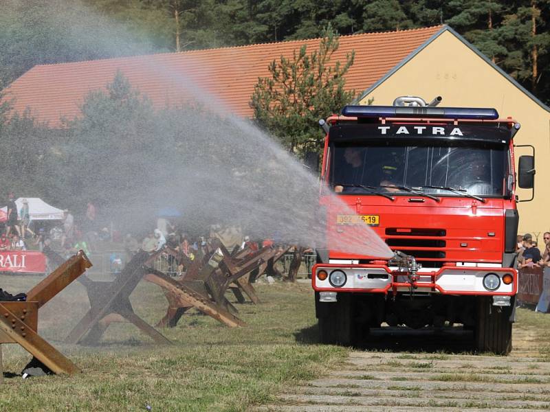 Lešanskou arénou se v sobotu na 14. Tankovém dni proháněly tanky vyráběné od třicátých let  20. století až po ty současné. 