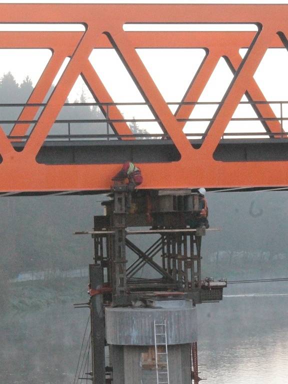 Stavba železničního mostu v Týnci nad Sázavou 12. listopadu.