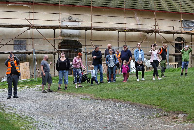 Snímáním makovice z věže kostela sv. Prokopa pokračují opravy poutního areálu sázavského kláštera.