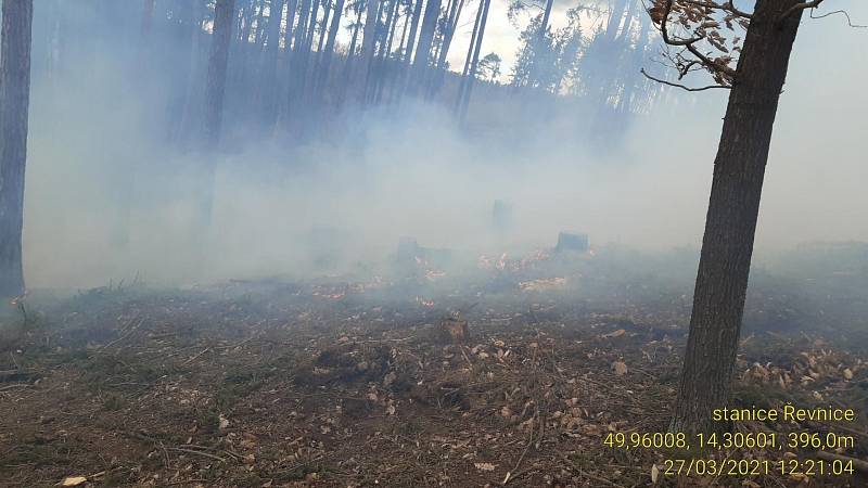 Silný vítr rozfoukal u Černošic na Praze - západ několik ohnisek pálení na větší ploše ve špatně přístupném lesním terénu.