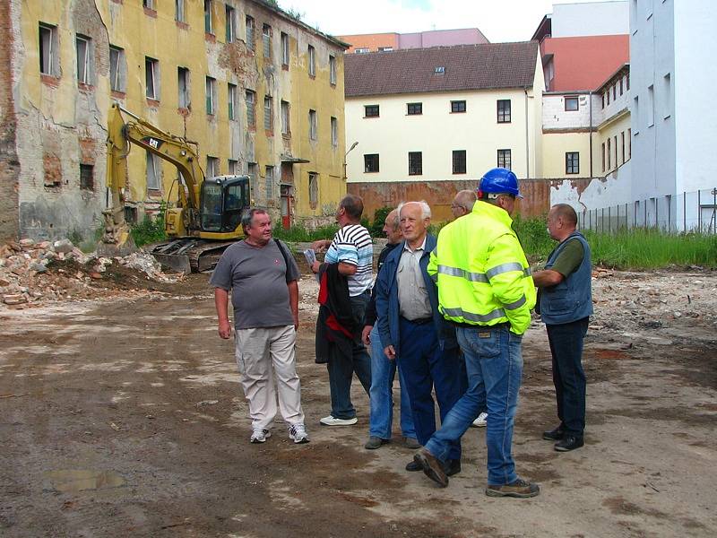 Hasiči, především ti bývalí, sledovali s dojetím demolici areálu někdejšího Veřejného požárního útvaru. 