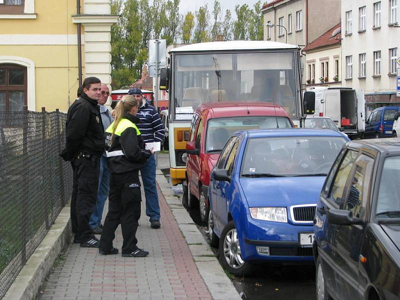 Neukáznění řidiči osobních aut blokují před benešovským nádražím místa pro autobusy.