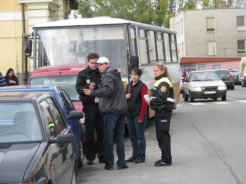 Neukáznění řidiči osobních aut blokují před benešovským nádražím místa pro autobusy.