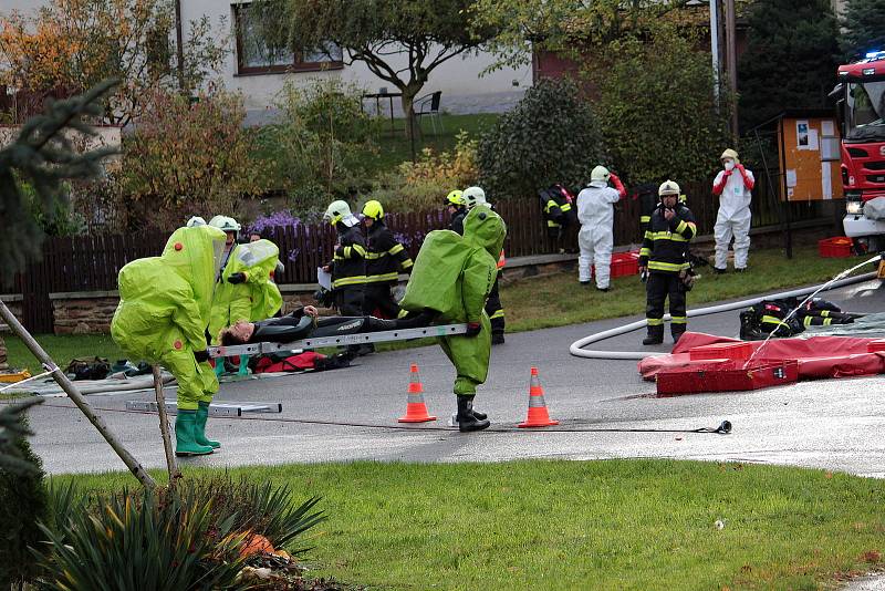 Z hasičského cvičení v Malovidech na téma otrava chemikálií.