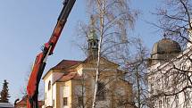 Od pondělí 10. dubna zdobí benešovské Masarykovo náměstí velikonoční bříza.