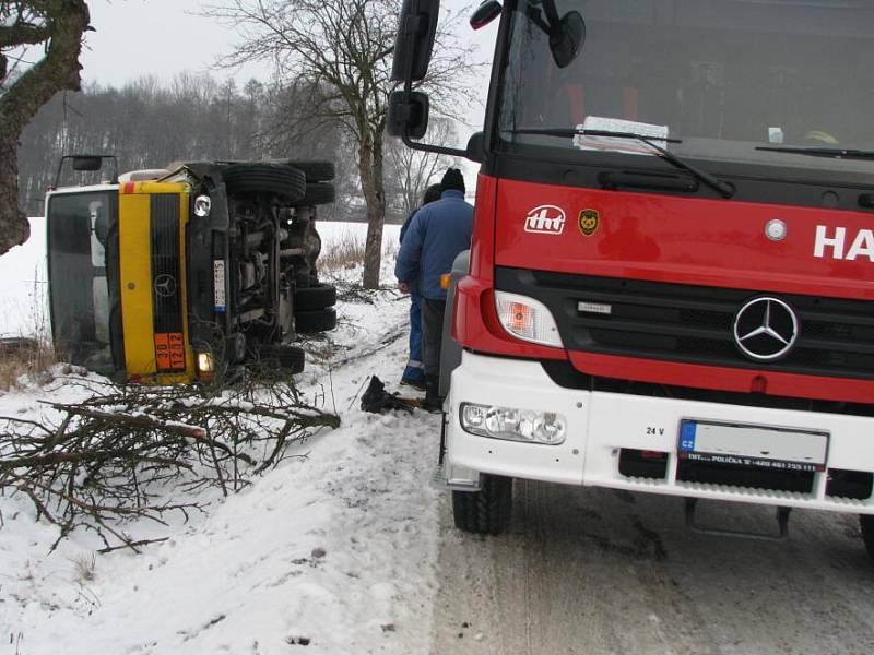 Čelně se srazilo na komunikaci mezi Tvoršovicemi a křižovatkou se silnicí II/114 mezi Jarkovicemi a Neveklovem osobní auto s nákladním