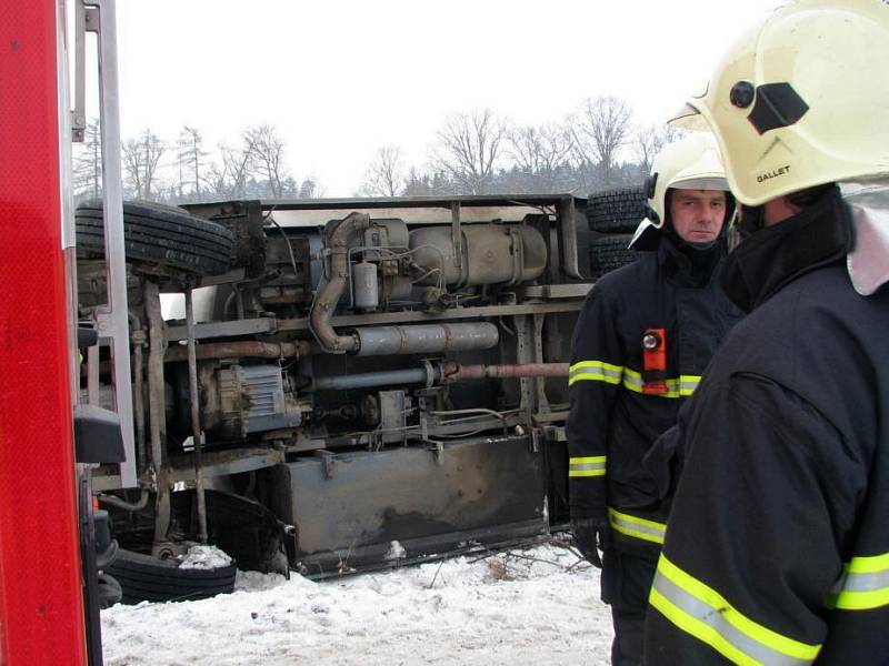 Čelně se srazilo na komunikaci mezi Tvoršovicemi a křižovatkou se silnicí II/114 mezi Jarkovicemi a Neveklovem osobní auto s nákladním