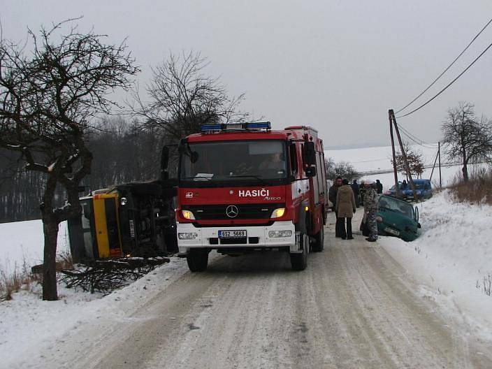 Čelně se srazilo na komunikaci mezi Tvoršovicemi a křižovatkou se silnicí II/114 mezi Jarkovicemi a Neveklovem osobní auto s nákladním