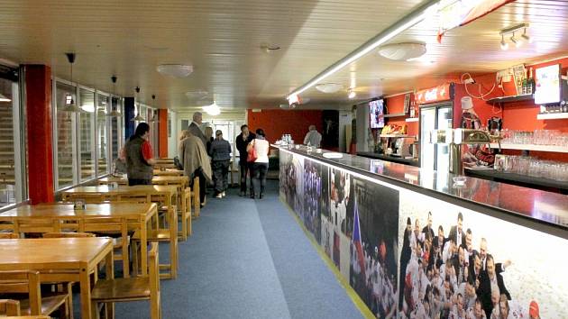 Restaurace zimního stadionu v Benešově.