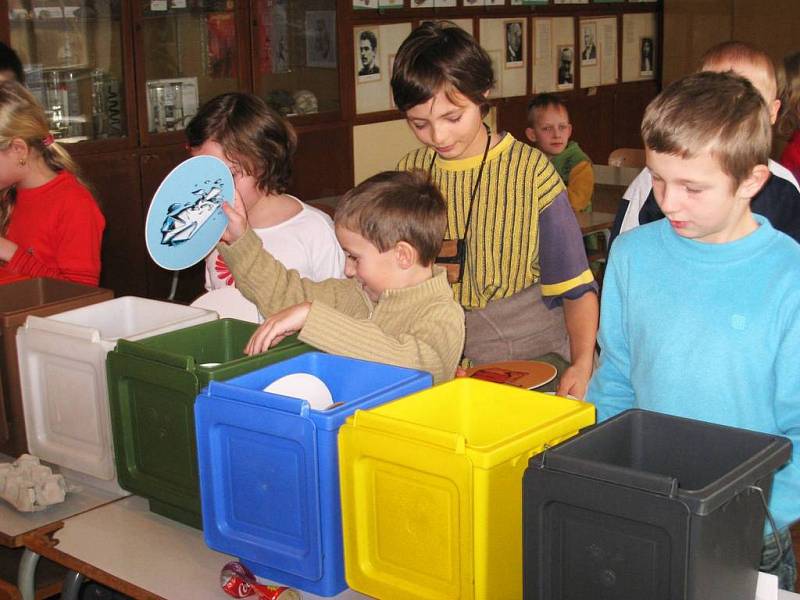 Žáci se zábavnou formou ocitli ve světě třídění a recyklace