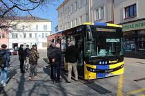 Autobus značky Isuzu NovoCiti Life v barvách města Benešov.
