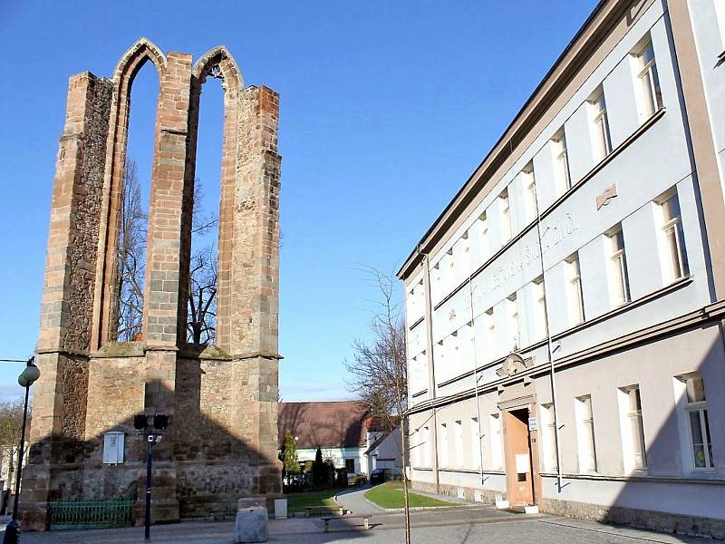 Logo města Benešov vychází z gotického lomeného oblouku vypáleného kláštera Na Karlově. Barevně pak odkazuje na znak, zlatou hvězdu rodu Sternbergů na modrém poli.