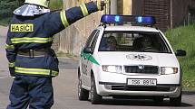 Jankovský hasič ukazuje policistům, kam mají zajet