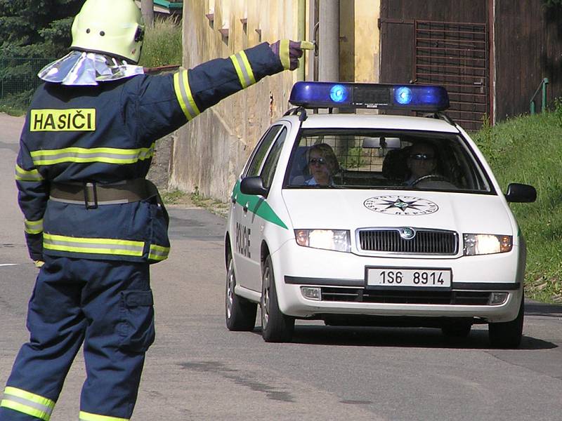 Jankovský hasič ukazuje policistům, kam mají zajet