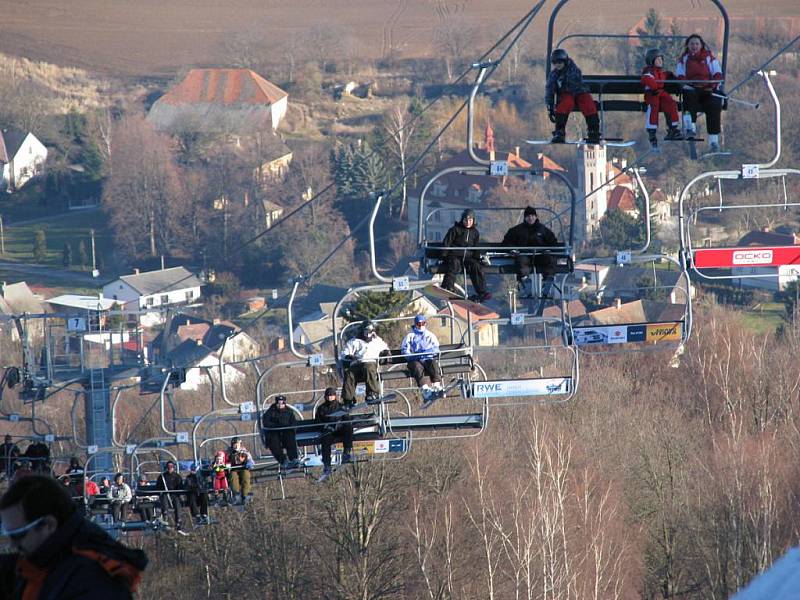 Víkedový zájem lyžařů sjezdovka na Monínci a lanovka i vleky s velkou rezervou pokryly.