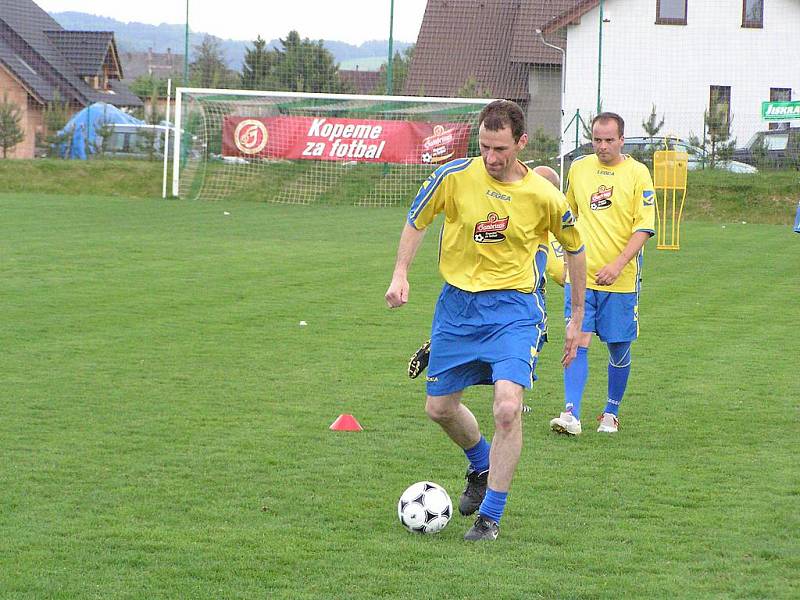 Michal Petrouš, trenér Slavie Praha, trénoval díky projektu Gambrinus Kopeme za fotbal, SK Olbramovice. 