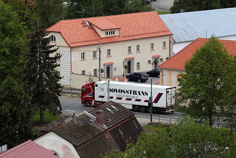 Olbramovice a okolí z dominanty obce, věže kostela Všech svatých.