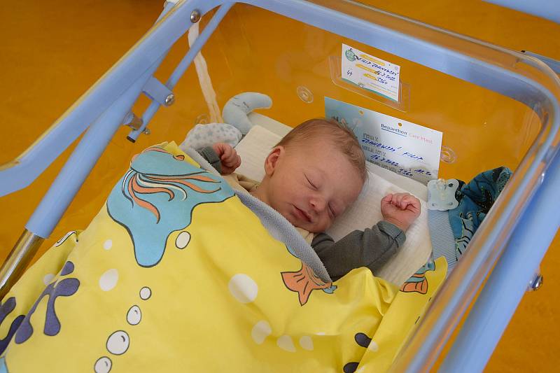 Filip Zdanowský se Denise a Josefovi narodil v benešovské nemocnici 16. července 2022 v 11.20 hodin, vážil 3360 gramů. Doma v Říčanech na něj čekal bratr Josífek (5).