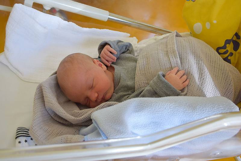 Maxmilián Gregor se Kateřině a Janovi narodil v benešovské nemocnici 18. července 2022 v 18.58 hodin, vážil 3320 gramů. Doma v Benešově na něj čekal bratr Alexandr (4,5).