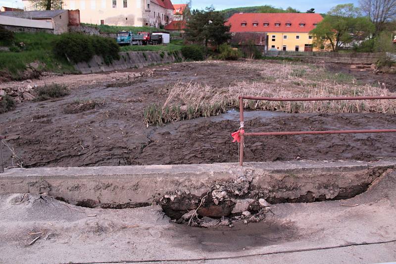 Pivovarský rybník v Louňovicích pod Blaníkem během rekonstrukce.