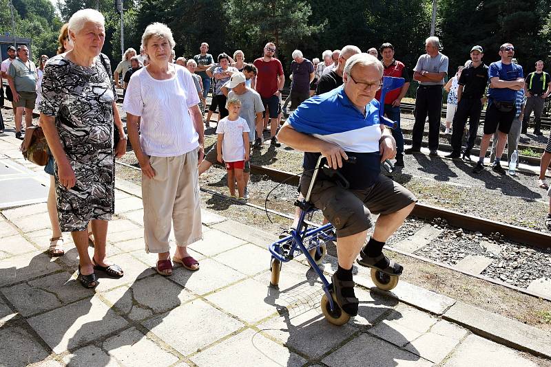 Z protestu proti rušení a omezování provozu středočeských osobních vlaků v Trhovém Štěpánově.