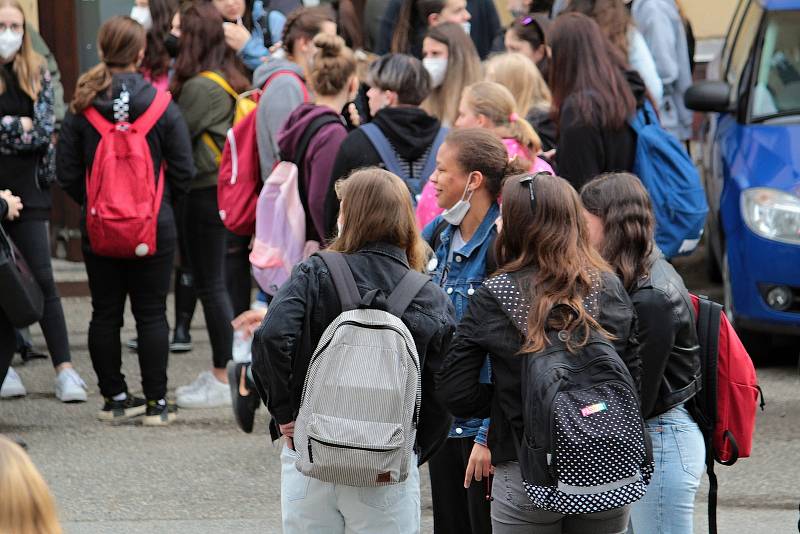 Z prvního vyučovacího dne studentů Střední zemědělské školy v Benešově po rozvolnění koronavirových opatření.