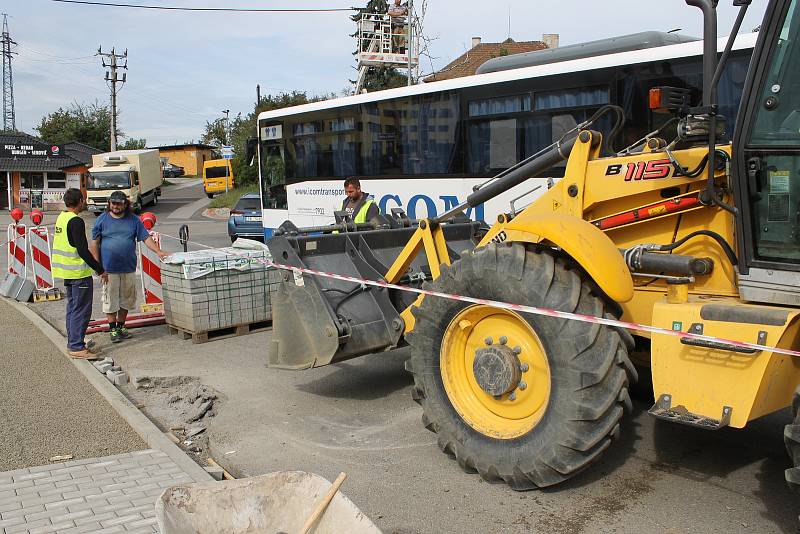 Stavba chodníku od týneckého železničního přejezdu k novému dopravnímu terminálu v pátek 6. září 2019.